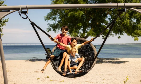 Barn på stranden vid campingplats