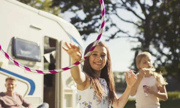 Glad familj på campingplats